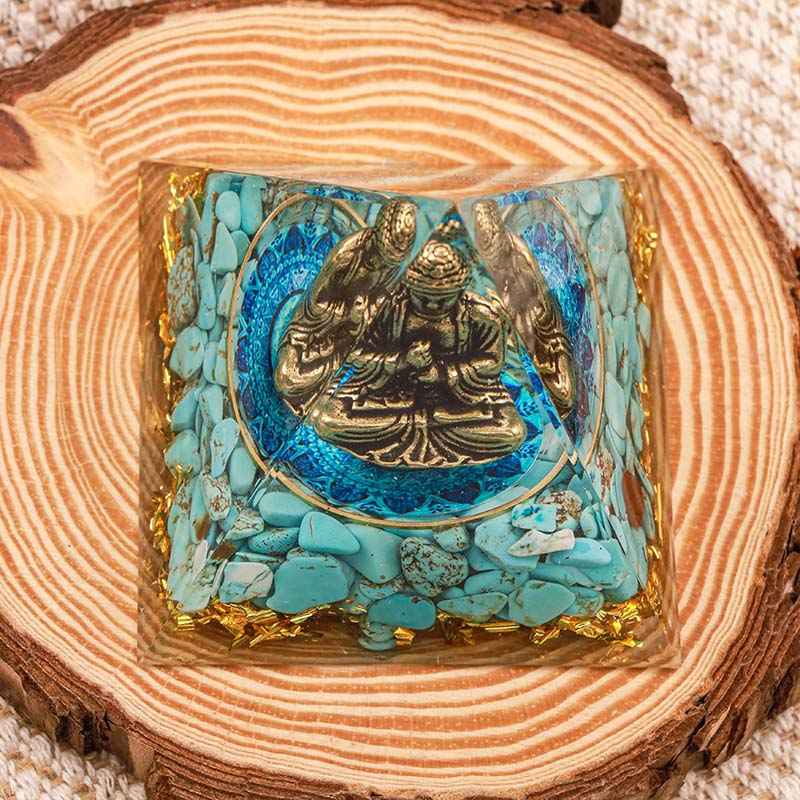 Buddha Olivenorma con piramide di orgone in equilibrio turchese naturale
