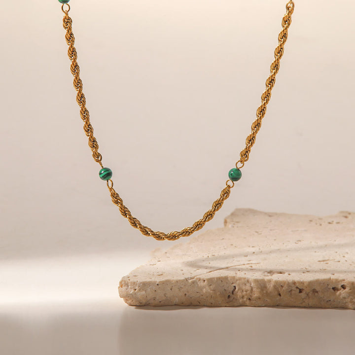 Collana con clavicola intrecciata in perline di malachite naturale Olivenorma 