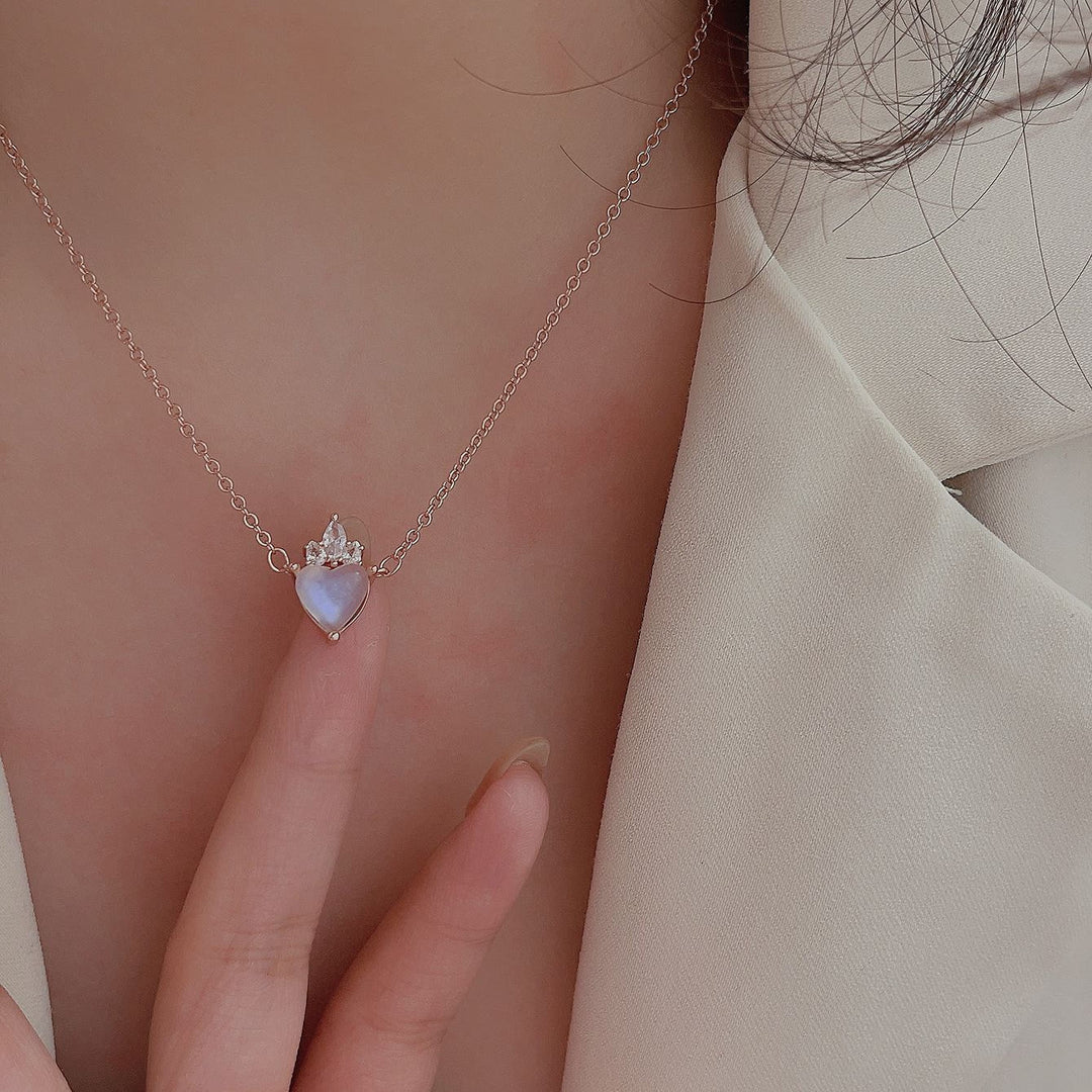 Collana con ciondolo decorativo in zircone bianco e pietra di luna a forma di cuore Olivenorma 