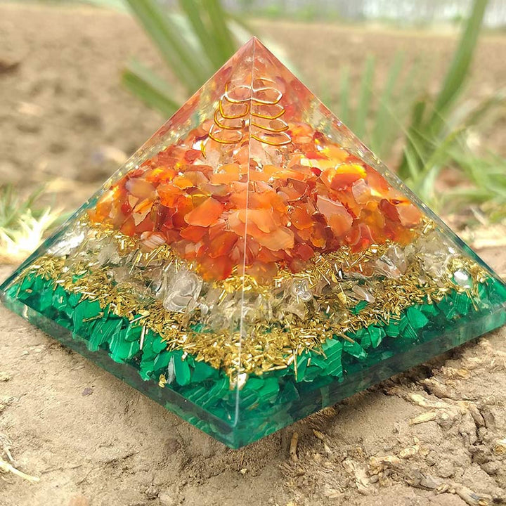Pilastro di quarzo trasparente Olivenorma con piramide di orgone di malachite