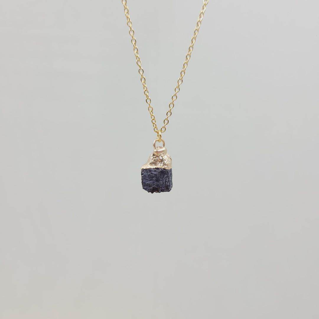 Collana con pietra preziosa grezza di cristallo irregolare Olivenorma 