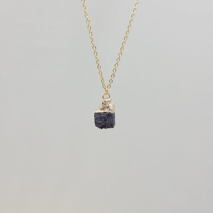 Collana con pietra preziosa grezza di cristallo irregolare Olivenorma 