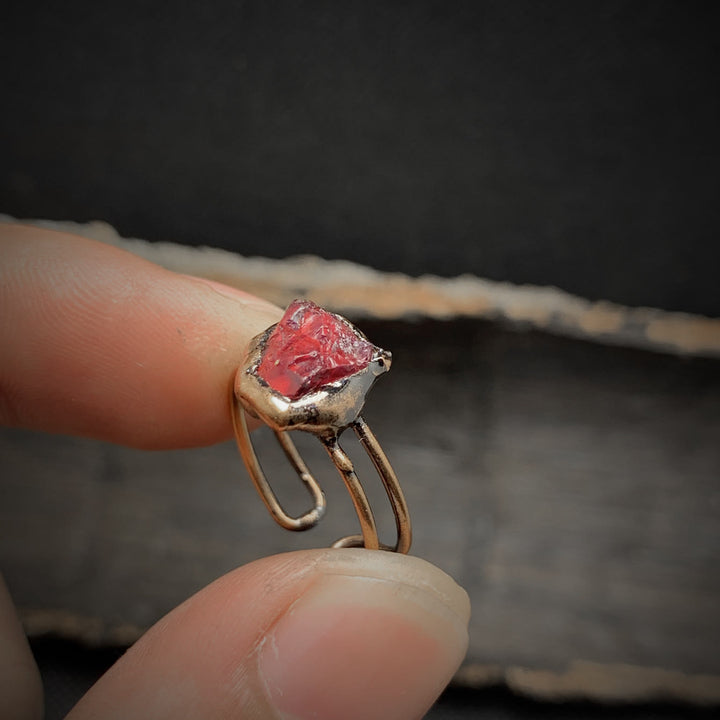 Anello regolabile Olivenorma con dodici pietre portafortuna in pietra grezza irregolare naturale 