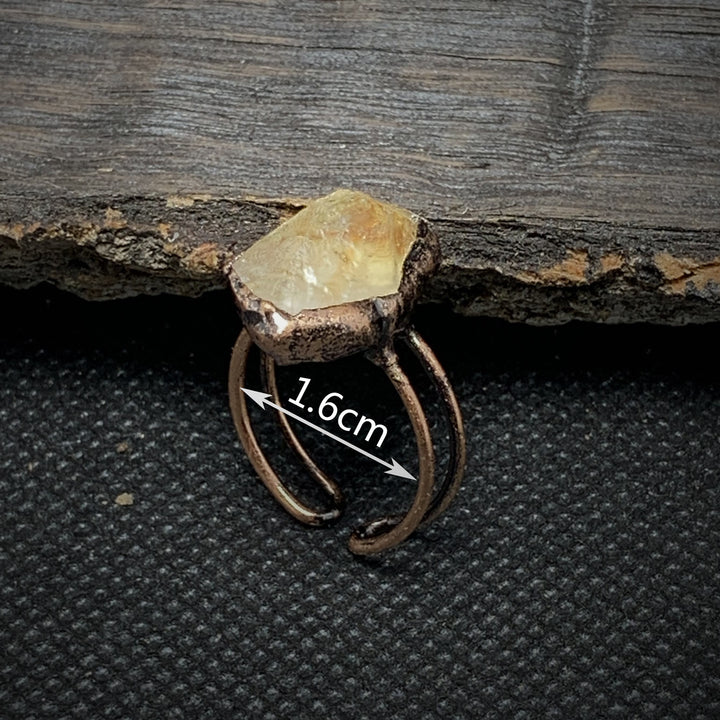 Anello regolabile Olivenorma con dodici pietre portafortuna in pietra grezza irregolare naturale 