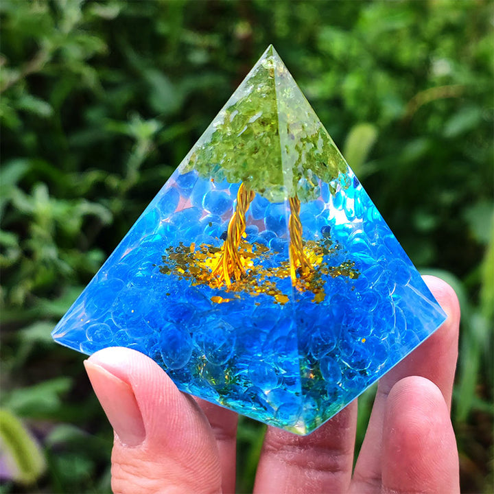 Olivenorma Kyanite con Peridot Tree Of Life Orgone Pyramid