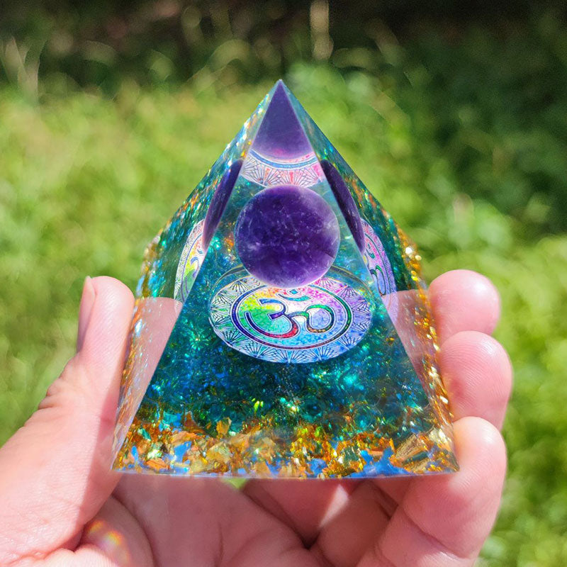 Piramide di Orgone OM in Quarzo Blu Olivenorma con Sfera di Ametista