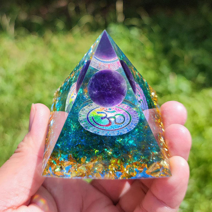 Piramide di Orgone OM in Quarzo Blu Olivenorma con Sfera di Ametista