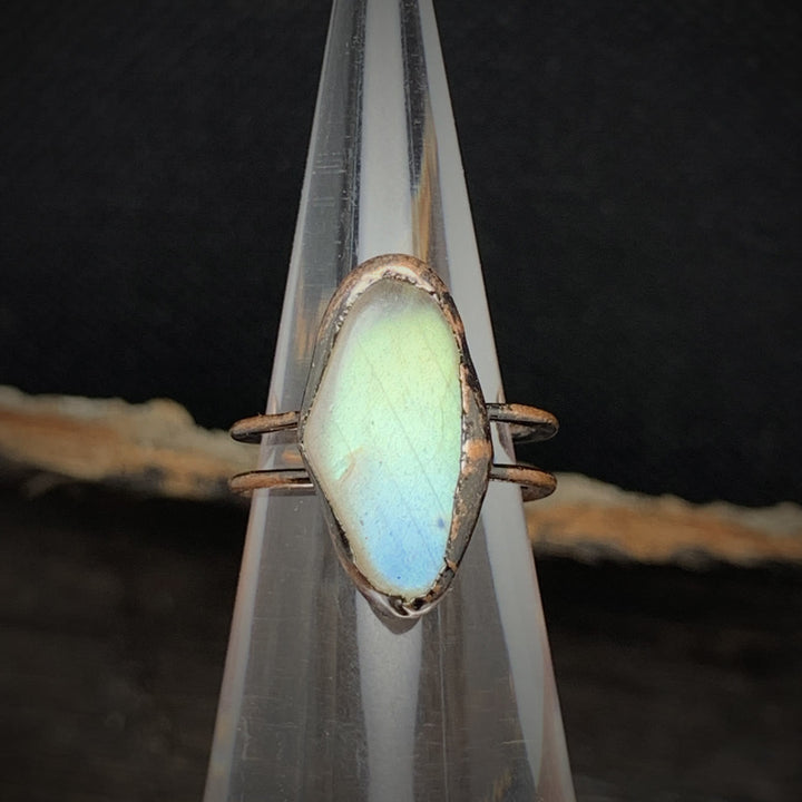 Anello regolabile Olivenorma con dodici pietre portafortuna in pietra grezza irregolare naturale 