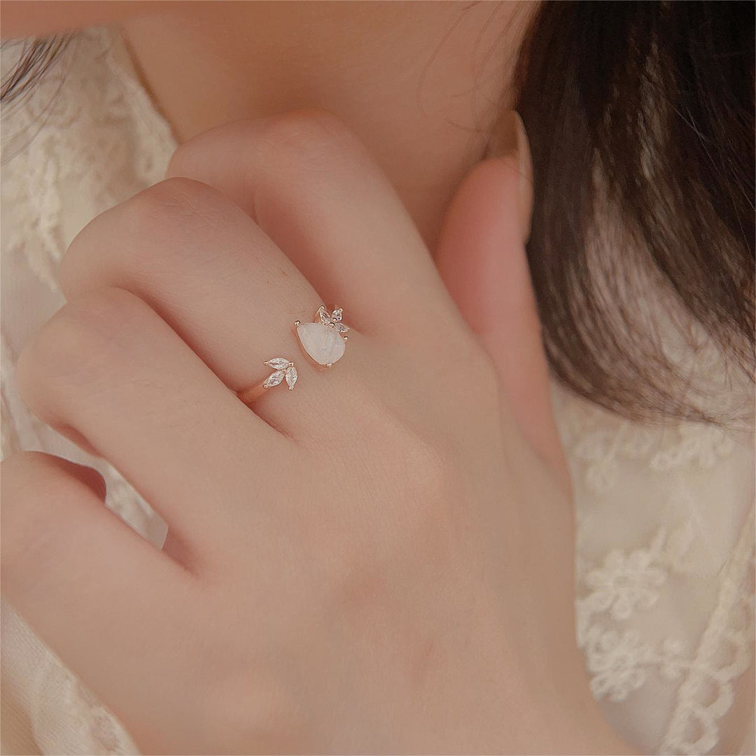 Anello regolabile Olivenorma con foglia di zircone bianco e pietra di luna sfaccettata