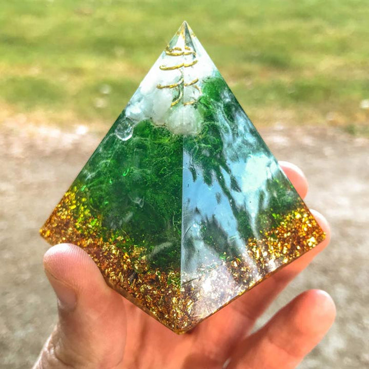 Piramide di orgone in giada verde Olivenorma e cristallo trasparente 