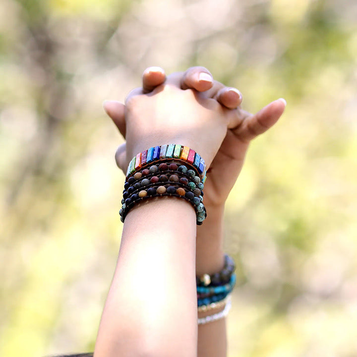 Bracciale avvolgente in pelle intrecciata a mano con perline color turchese satinato