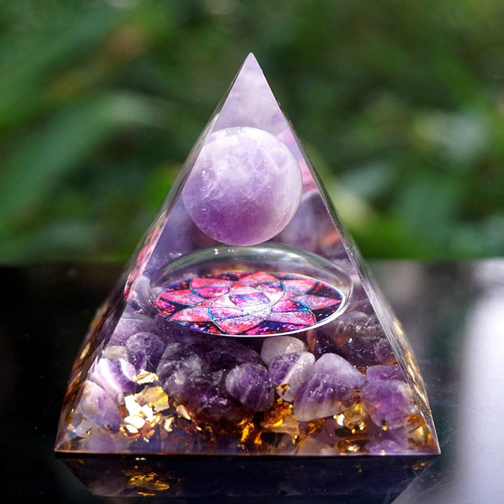Sfera di ametista Olivenorma con cristalli di ametista Piramide di orgone 