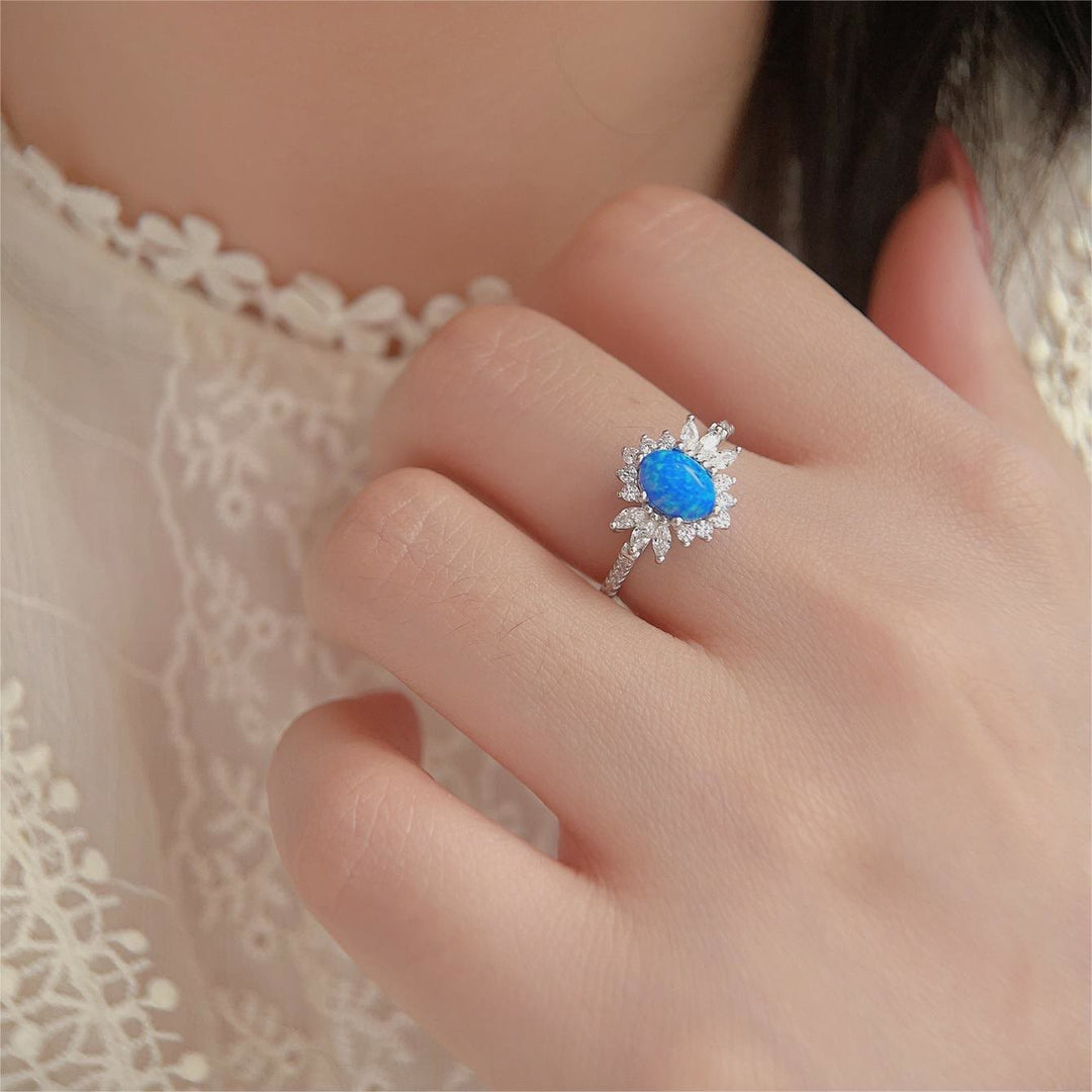 Anello Olivenorma in argento 925 con design a girasole bianco e blu opale 