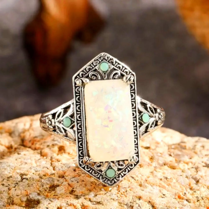 Anello in argento antico con opale bianco quadrato Olivenorma
