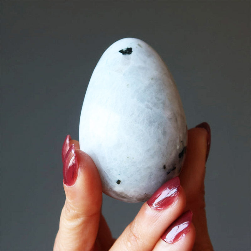 Uovo di cristallo di tormalina e pietra di luna di Pasqua, nuovi inizi