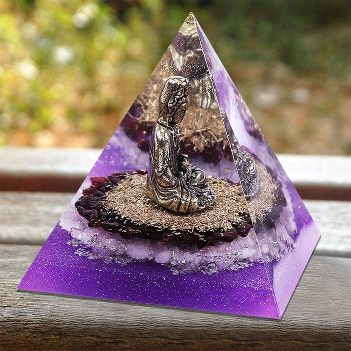 Granato Olivenorma con piramide di orgone di cristallo trasparente