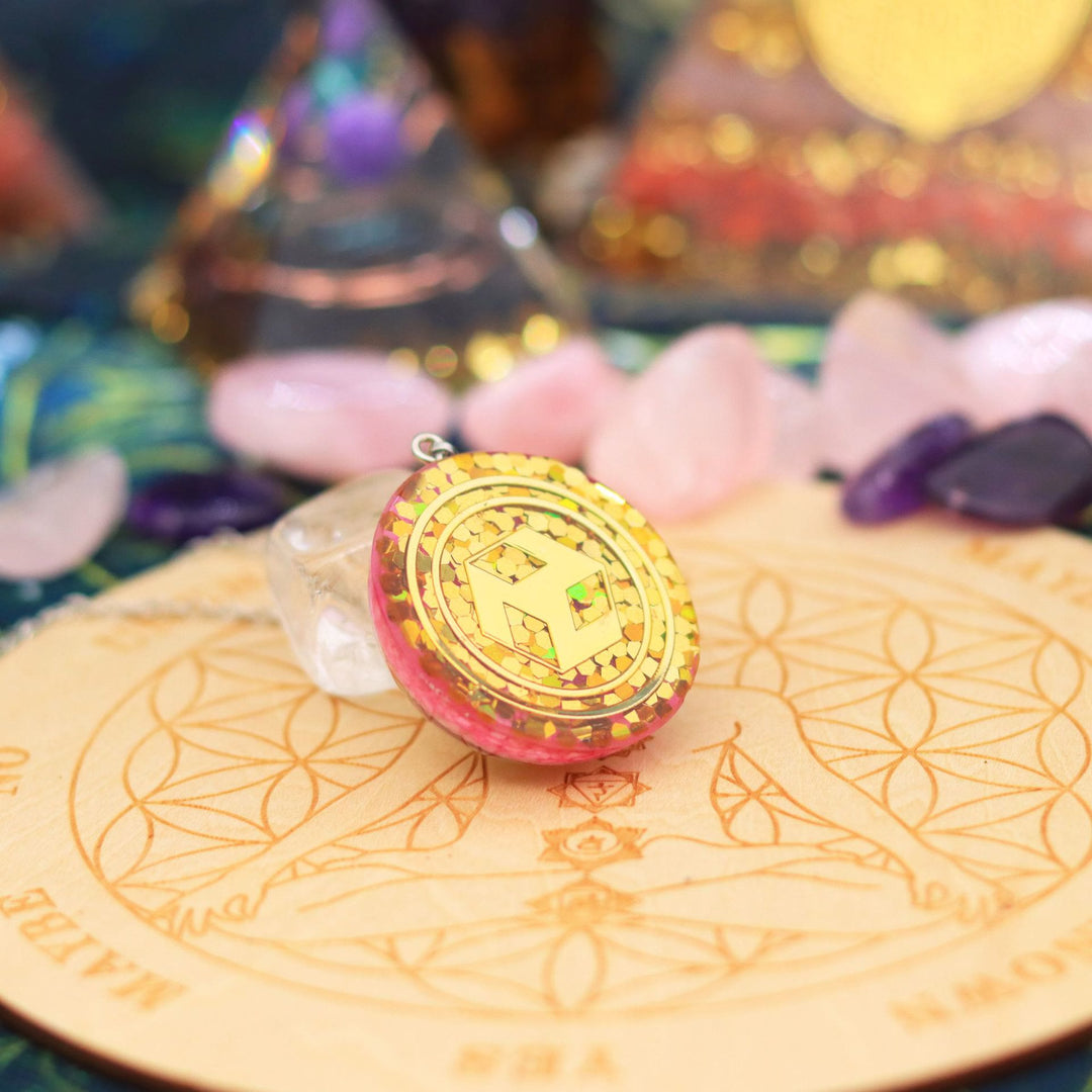 Collana con ciondolo in cristallo di ghiaia epossidica con cubo di Metatron di Olivenorma