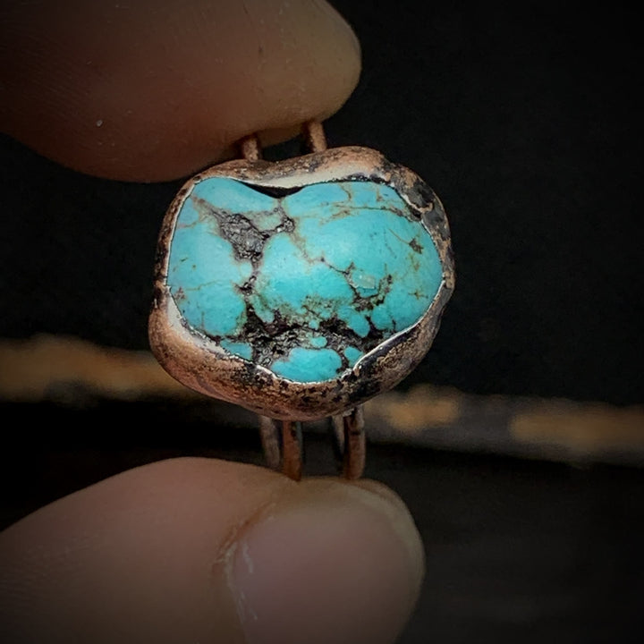 Anello regolabile Olivenorma con dodici pietre portafortuna in pietra grezza irregolare naturale 