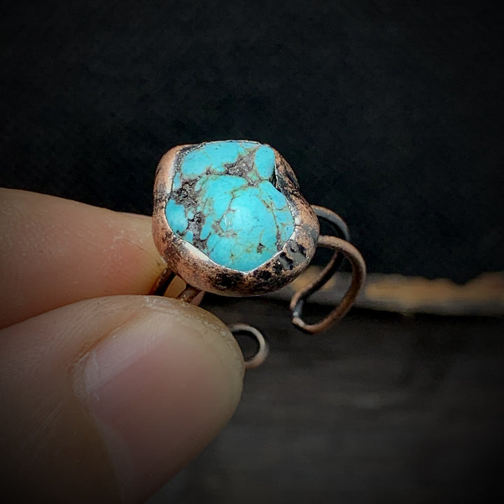 Anello regolabile Olivenorma con dodici pietre portafortuna in pietra grezza irregolare naturale 