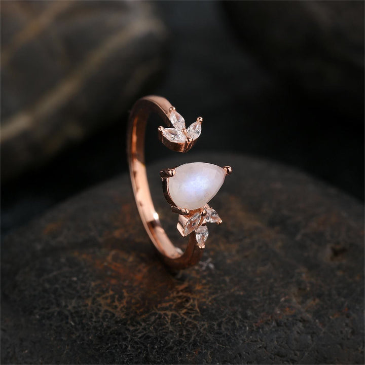 Anello regolabile Olivenorma con foglia di zircone bianco e pietra di luna sfaccettata