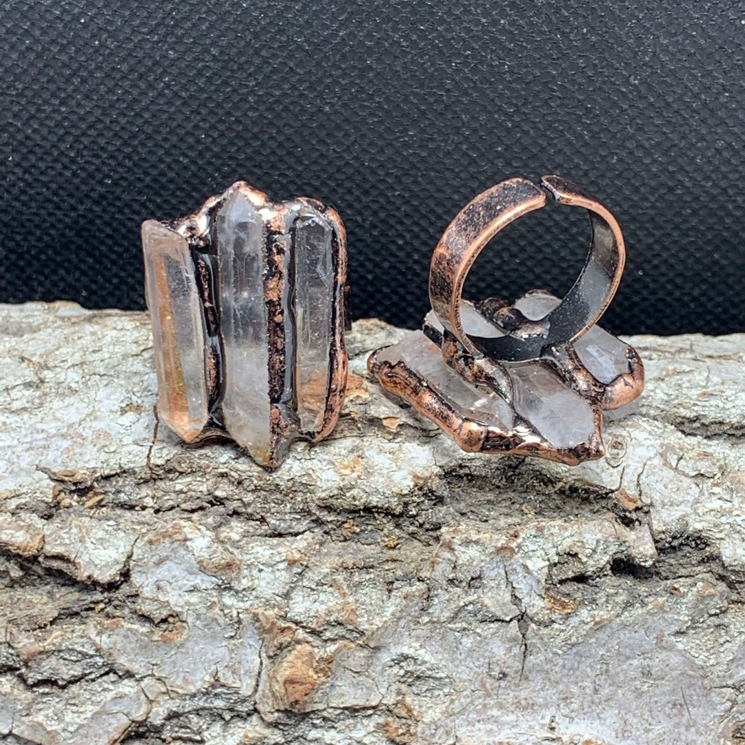 Anello regolabile con combinazione tripla irregolare in quarzo ialino naturale Olivenorma