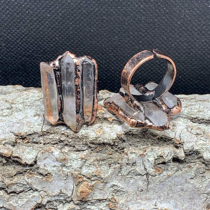Anello regolabile con combinazione tripla irregolare in quarzo ialino naturale Olivenorma
