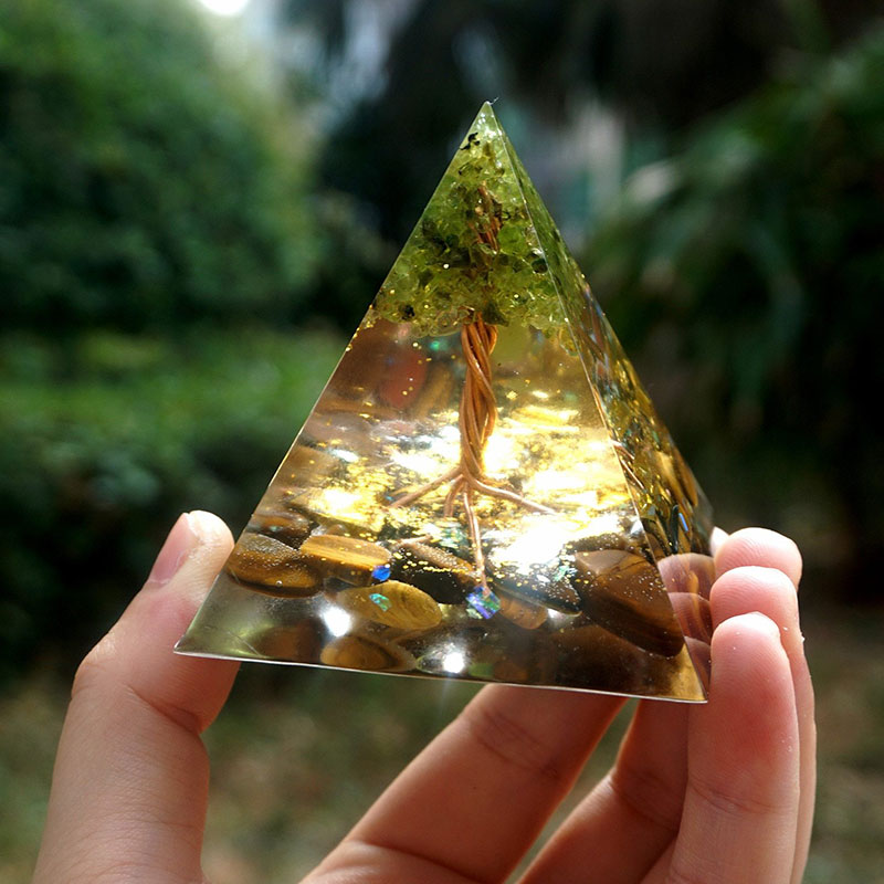 Olivenorma Radiance of Growth – Piramide dell'Albero della Vita con Peridoto e Occhio di Tigre - image 2