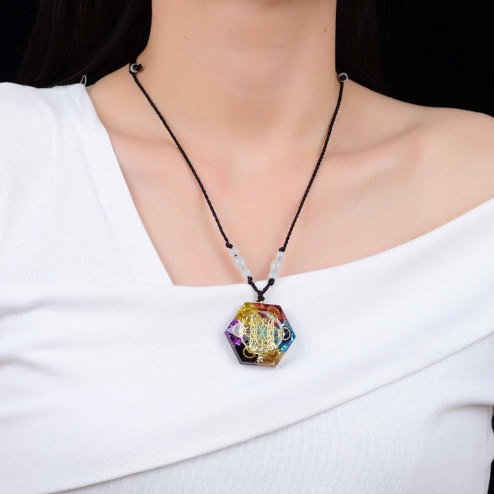 Collana di meditazione con simbolo del cubo di Metatron e chakra di Olivenorma
