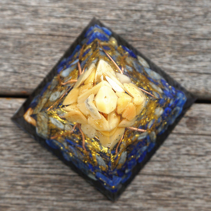Piramide di orgone in avventurina gialla Olivenorma con lapislazzuli 