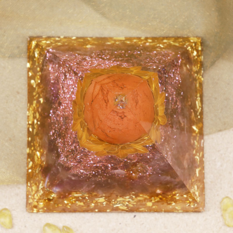 Sfera di pietra solare Olivenorma con piramide di orgone in ametista