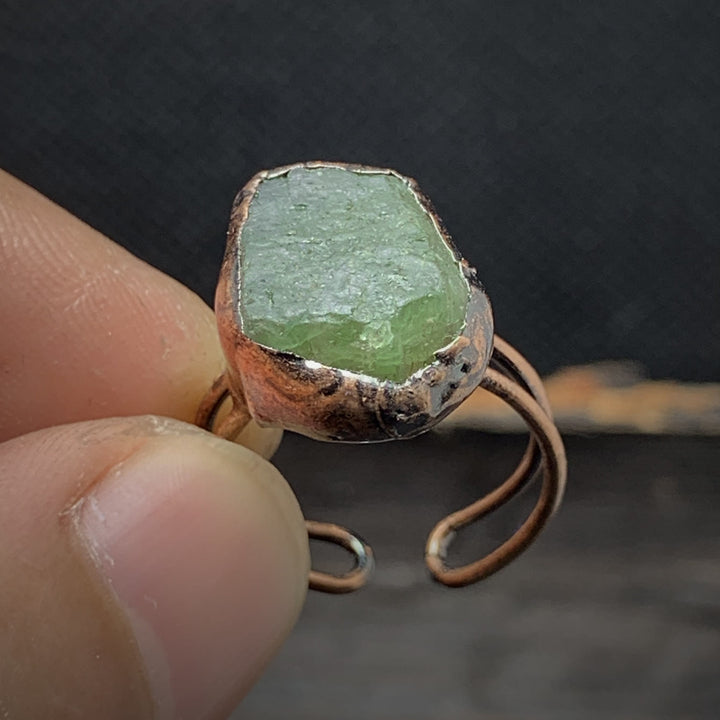 Anello regolabile Olivenorma con dodici pietre portafortuna in pietra grezza irregolare naturale 