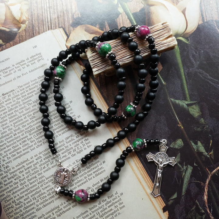 Collana rosario Olivenorma con croce in onice nero, rubino e zoisite