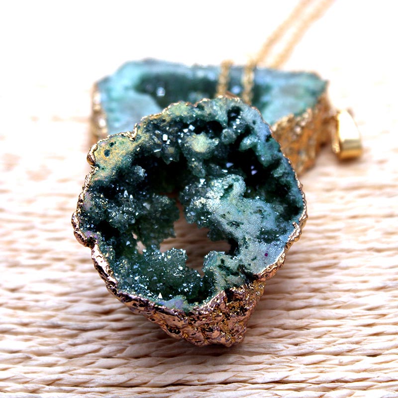Ciondolo in geode di cristallo naturale
