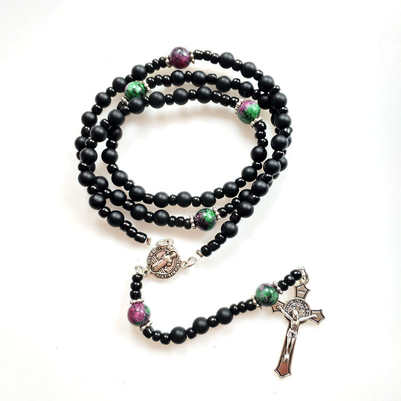 Collana rosario Olivenorma con croce in onice nero, rubino e zoisite
