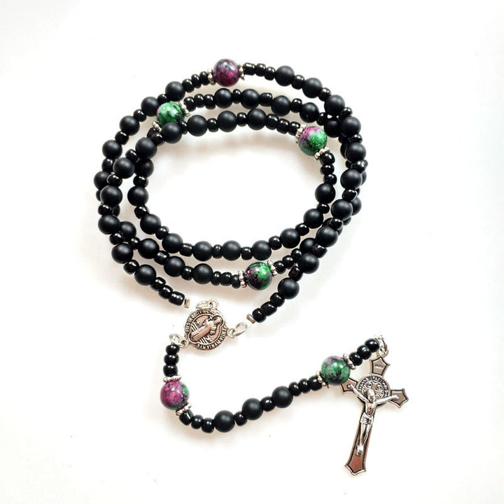 Collana rosario Olivenorma con croce in onice nero, rubino e zoisite