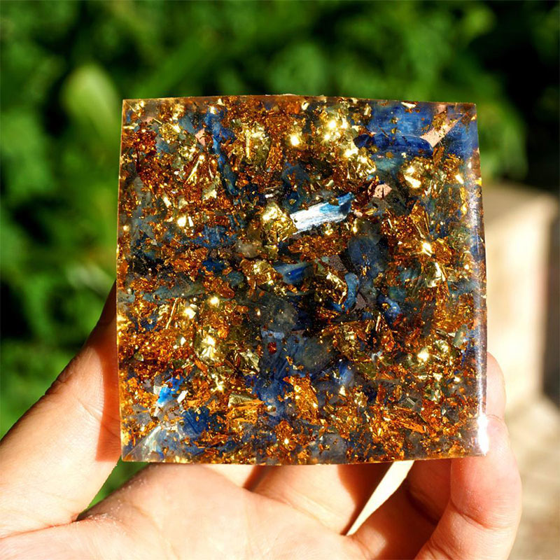 Piramide di Orgone Naturale con Ametista e Cianite 