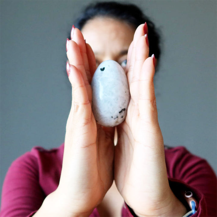 Uovo di cristallo di tormalina e pietra di luna di Pasqua, nuovi inizi