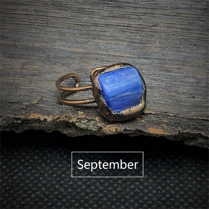 Anello regolabile Olivenorma con dodici pietre portafortuna in pietra grezza irregolare naturale 