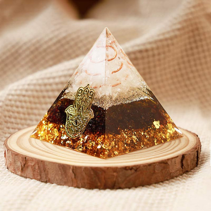 Piramide di orgone Hamsa in quarzo trasparente Olivenorma con tormalina nera 