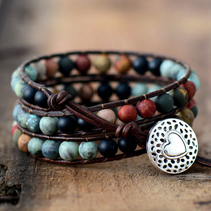 Bracciale avvolgente in pelle intrecciata a mano con perline color turchese satinato