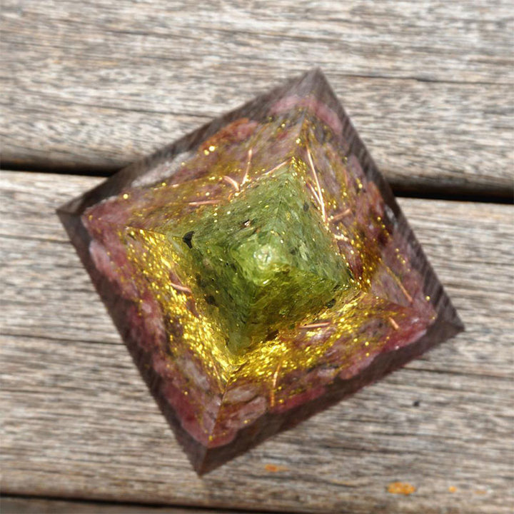 Piramide di orgone di peridoto e quarzo fragola dell'albero della vita Olivenorma