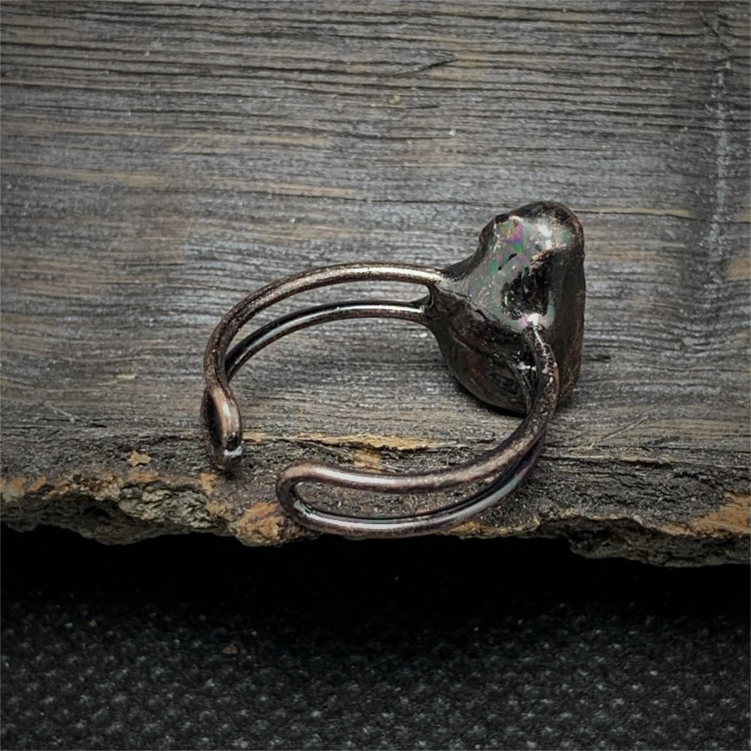 Anello regolabile Olivenorma con dodici pietre portafortuna in pietra grezza irregolare naturale 