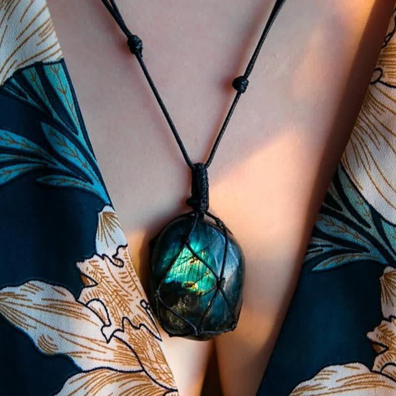 Collana in pietra di labradorite naturale con cuore di drago avvolto in Olivenorma
