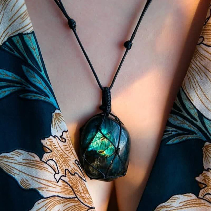 Collana in pietra di labradorite naturale con cuore di drago avvolto in Olivenorma