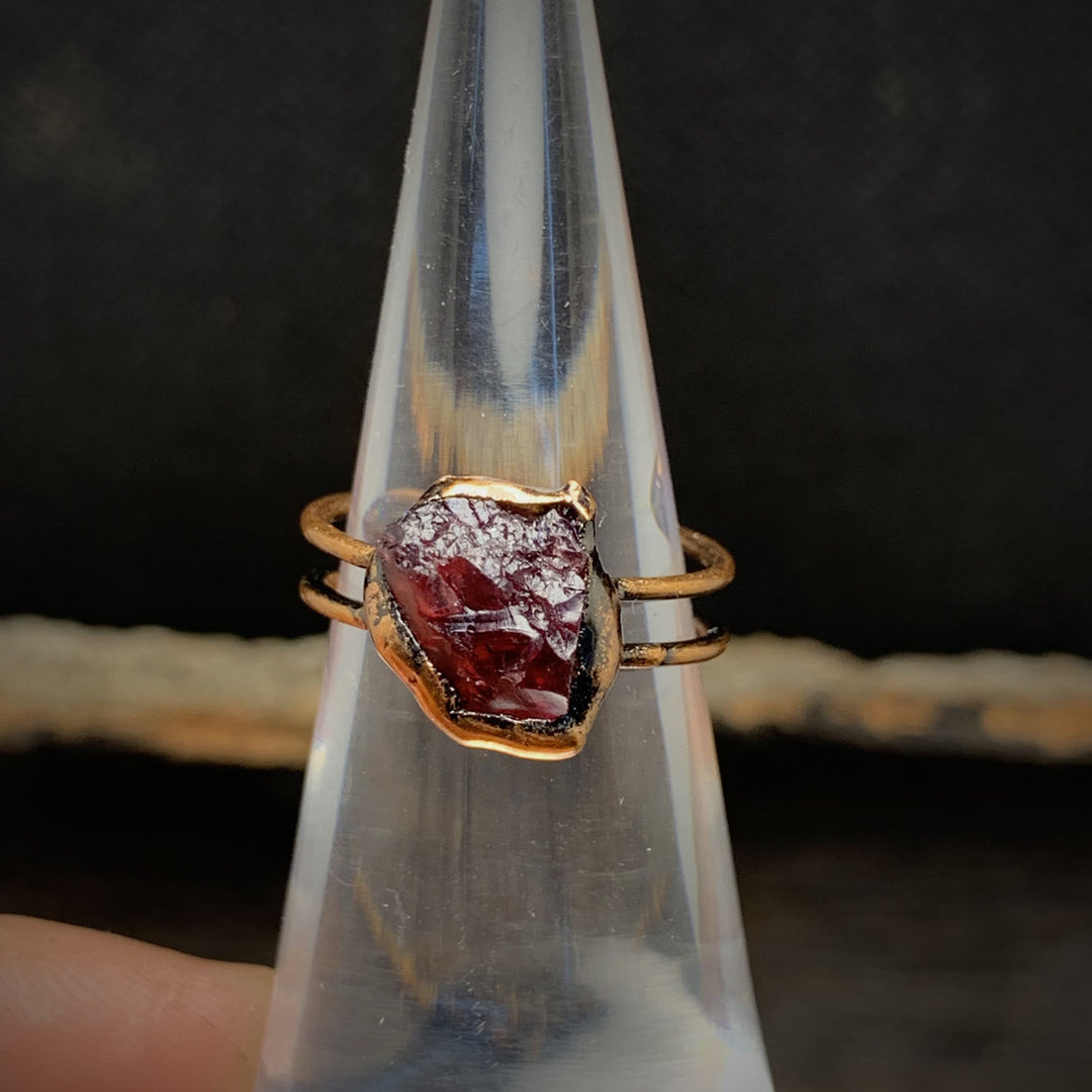 Anello regolabile Olivenorma con dodici pietre portafortuna in pietra grezza irregolare naturale 