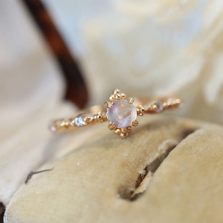 Olivenorma "You Are Bright Moonlight" - Anello con pietra di luna delicata