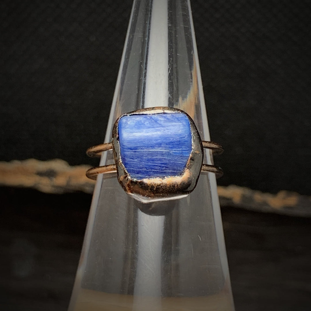 Anello regolabile Olivenorma con dodici pietre portafortuna in pietra grezza irregolare naturale 