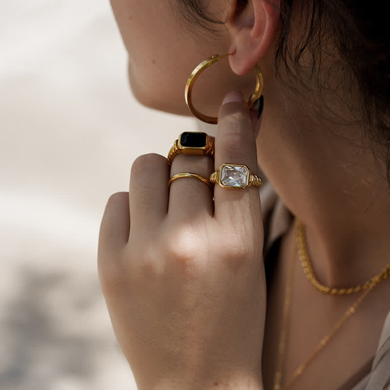 Olivenorma The Fortune Bringers - Anello con sigillo in oro 18 carati e smeraldo