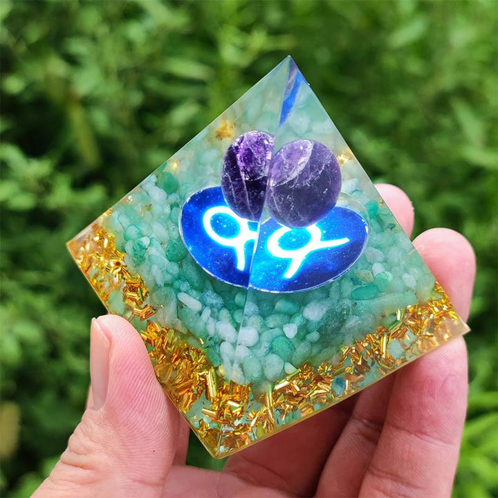 Piramide di orgone dello zodiaco del Toro in ametista Olivenorma con avventurina verde 