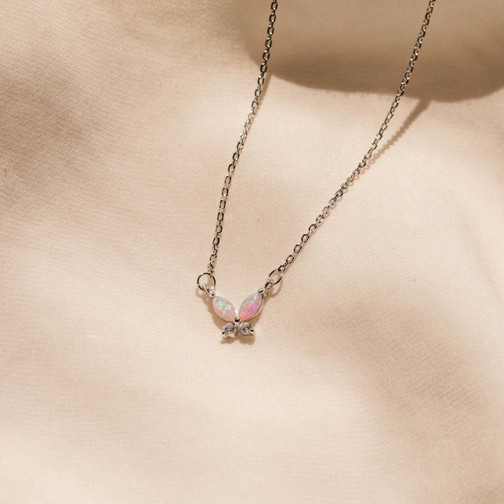 Collana Olivenorma con ciondolo a farfalla in opale blu rosa e acciaio al titanio